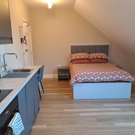 Sands House - Luxury Modern Studios With Secure Parking In Epsom, Surrey 외부 사진