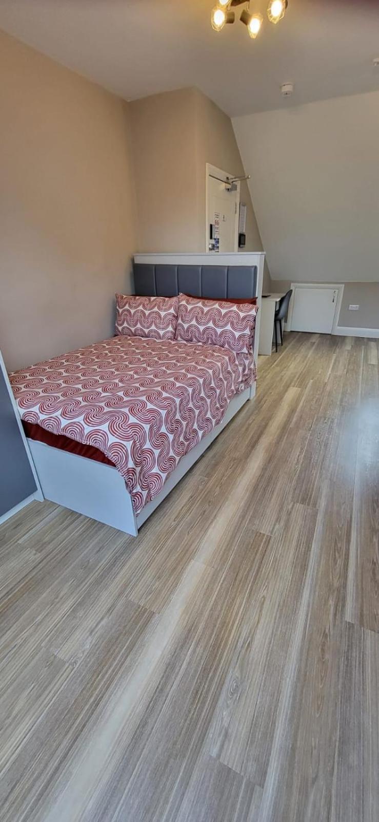 Sands House - Luxury Modern Studios With Secure Parking In Epsom, Surrey 객실 사진